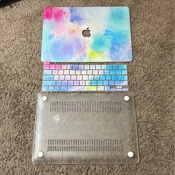 MacBook Pro 13in Case, Keyboard Skin and Soft Carrier - Picture 2 of 4